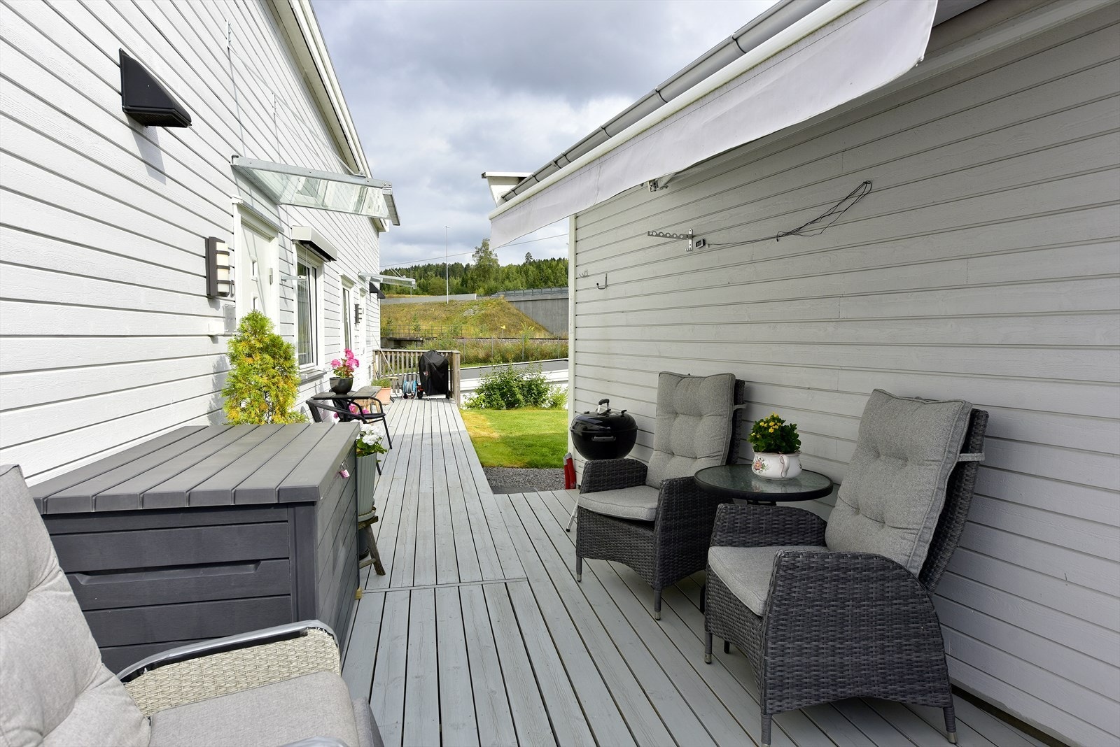 Sommerbilde fra terrasseplattingen ved inngangen. Dette er en usjenert og fin plass hvis man vil sitte skjermet og i le Galleribilde