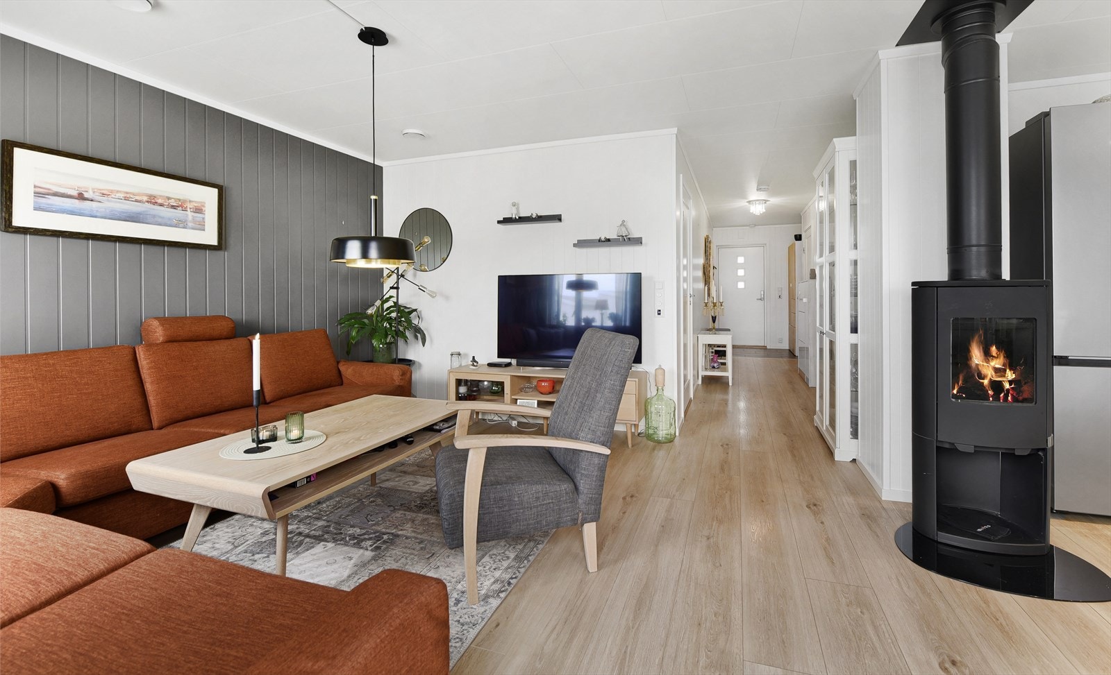 Leiligheten er gjennomgående med fint gjennomlys. Stuen er i åpen løsning mot kjøkkenet Galleribilde