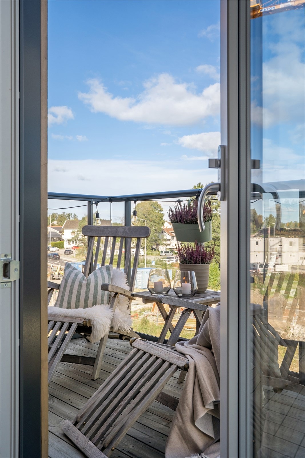 På balkongen kan du nyte solen og den vidstrakte utsikten over nabolaget. Galleribilde