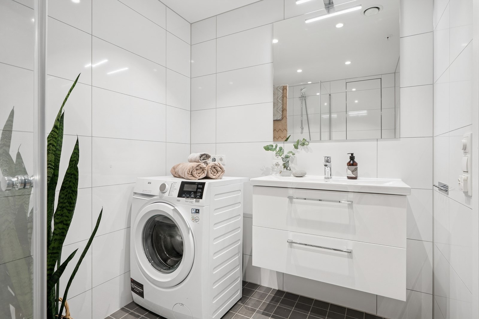 Baderommet har adkomst fra gangen og fremstår som moderne og innbydende. Galleribilde