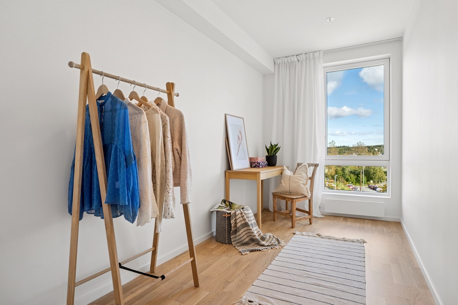 Soverommene har lysmalte vegger og har godt med naturlig lys, noe som skaper en behagelig atmosfære. Galleribilde