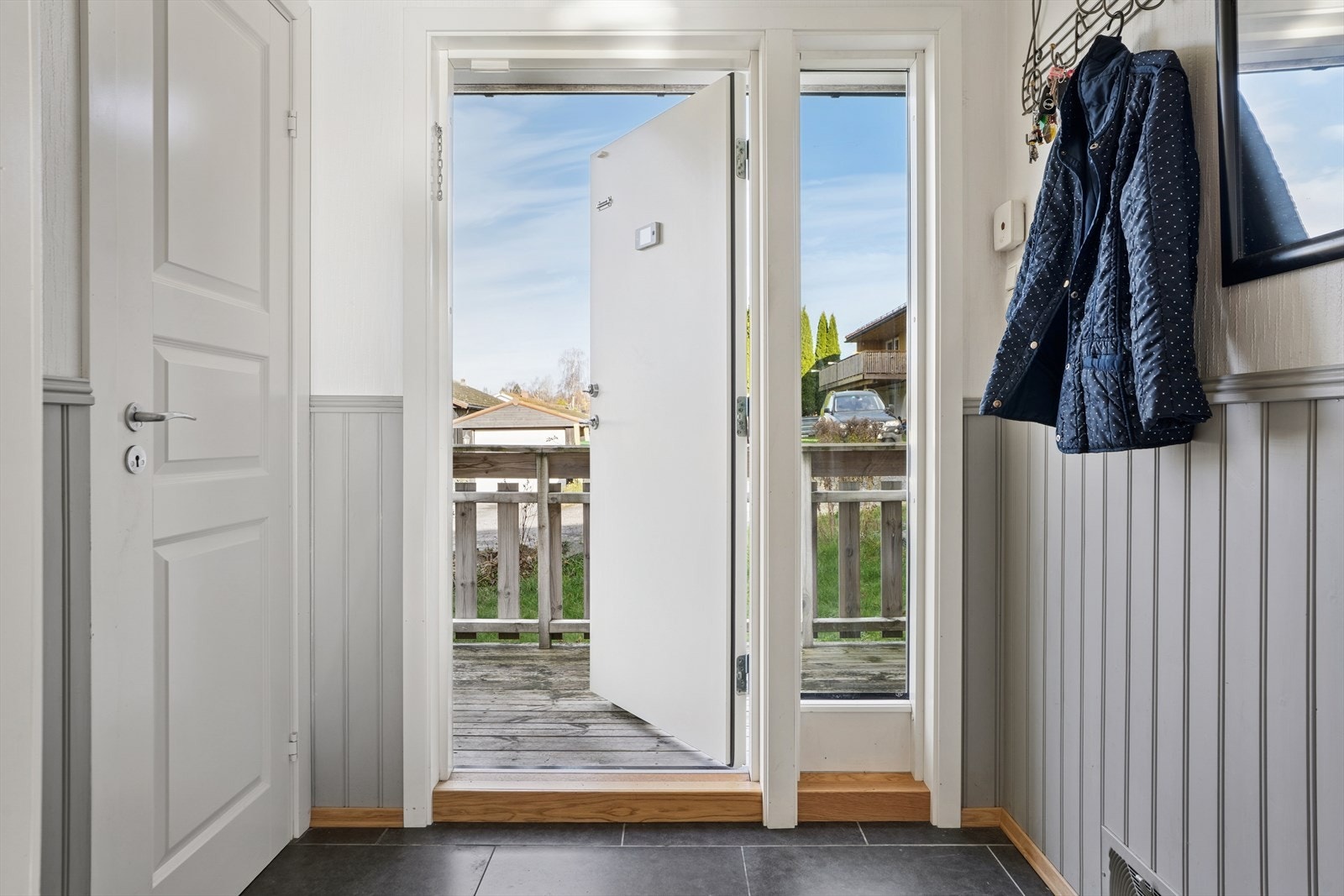 Entréen har flislagt gulv og god plass til yttertøy. Galleribilde