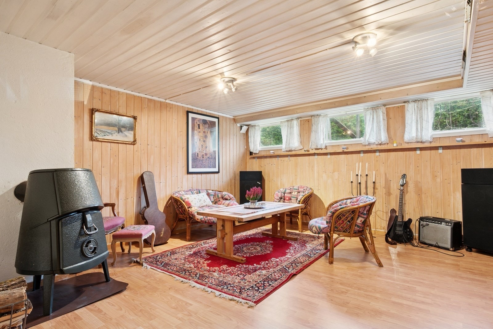 Kjellerstue med peis, som enkelt kan bli det TV-rommet for liten og stor. Galleribilde