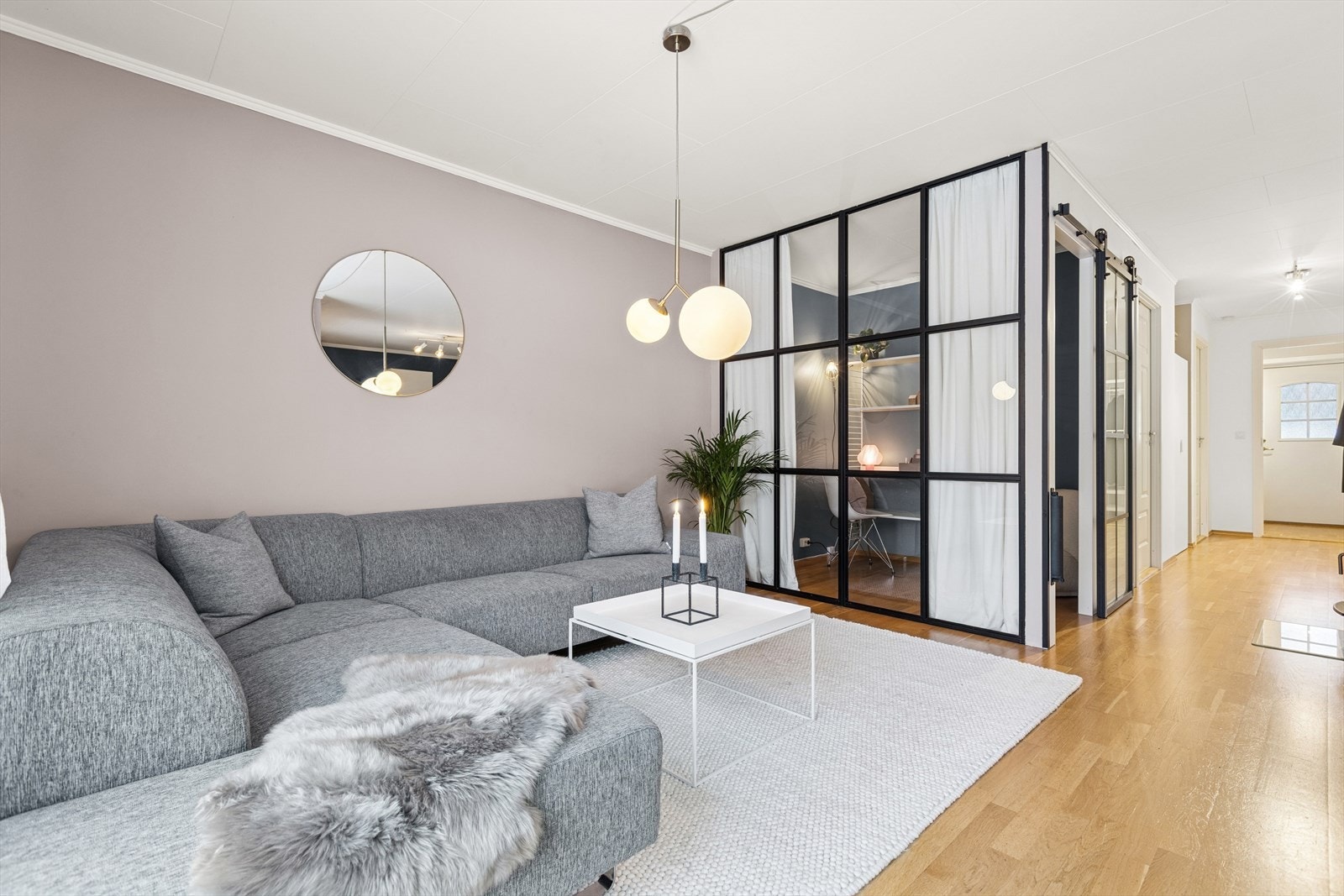 Moderne stue med minimalistisk interiør og lyse farger. Galleribilde