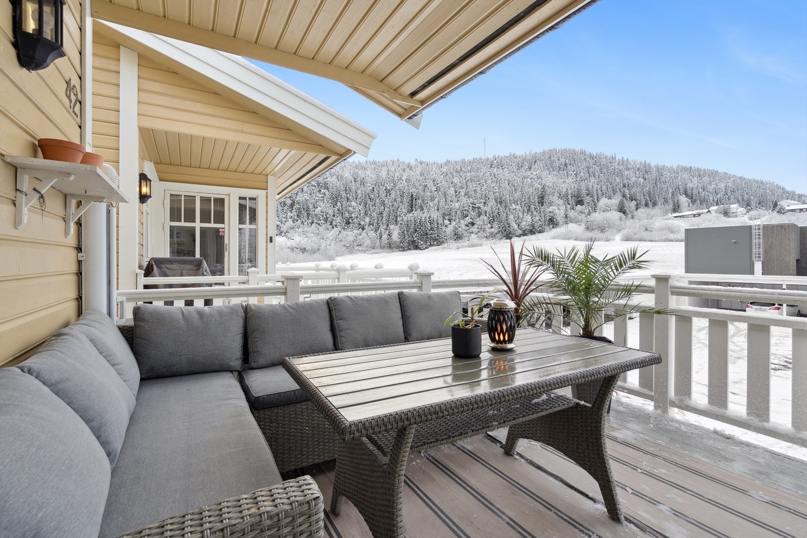 Stor balkong på 13,6 kvm med god plass til utemøblement. Galleribilde