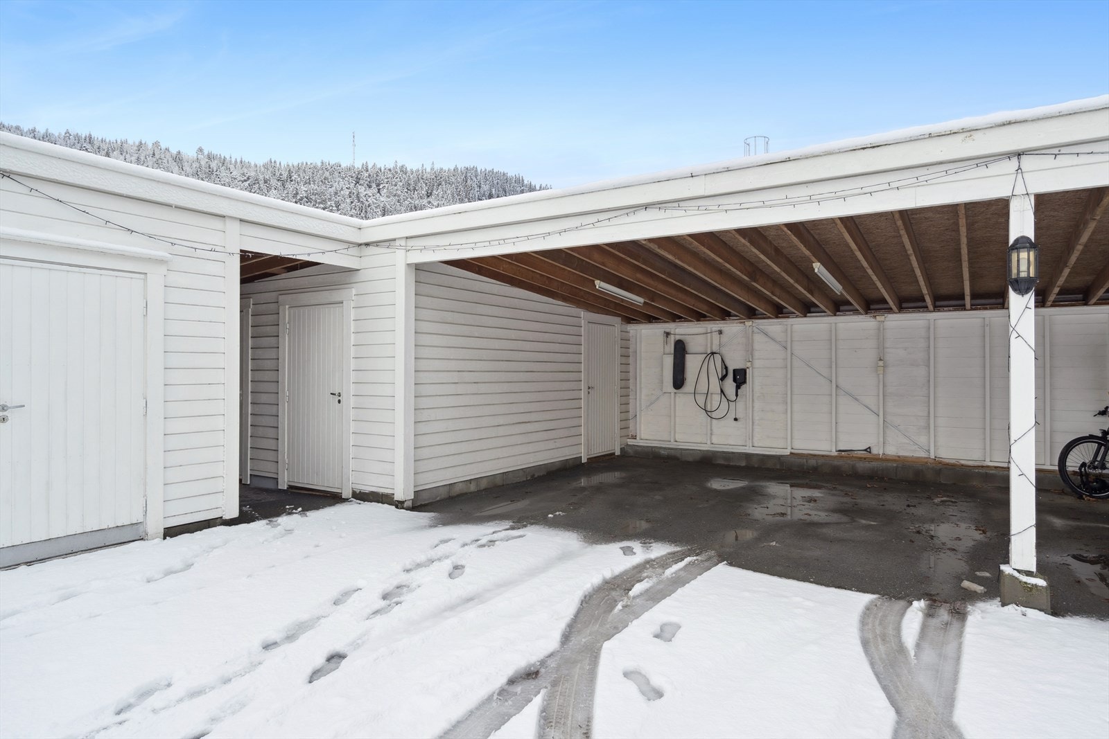 Fast plass i carport med elbil lader. Galleribilde