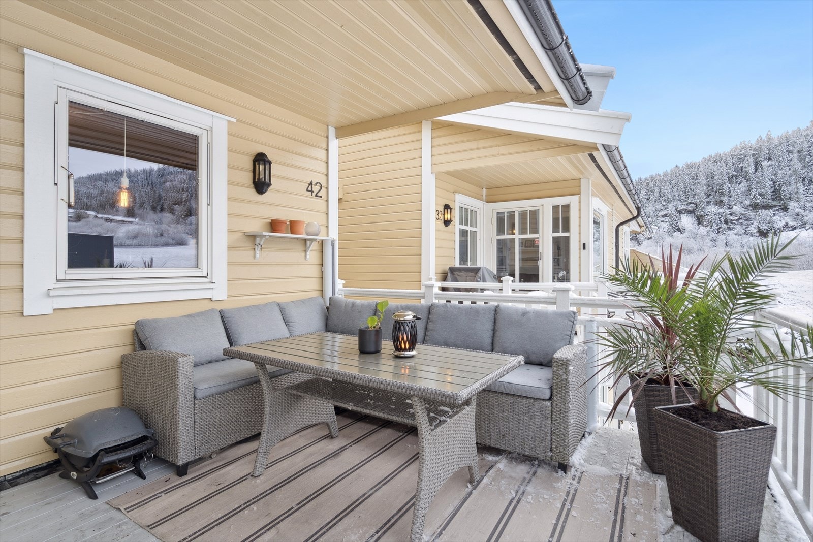 Solrik balkong med utgang direkte fra stuen. Galleribilde