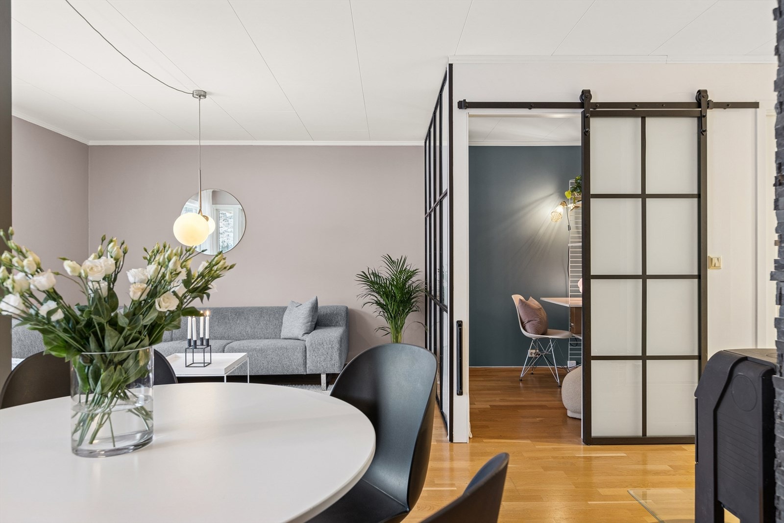 Stue med god planløsning og direkte tilgang til kontor. Galleribilde