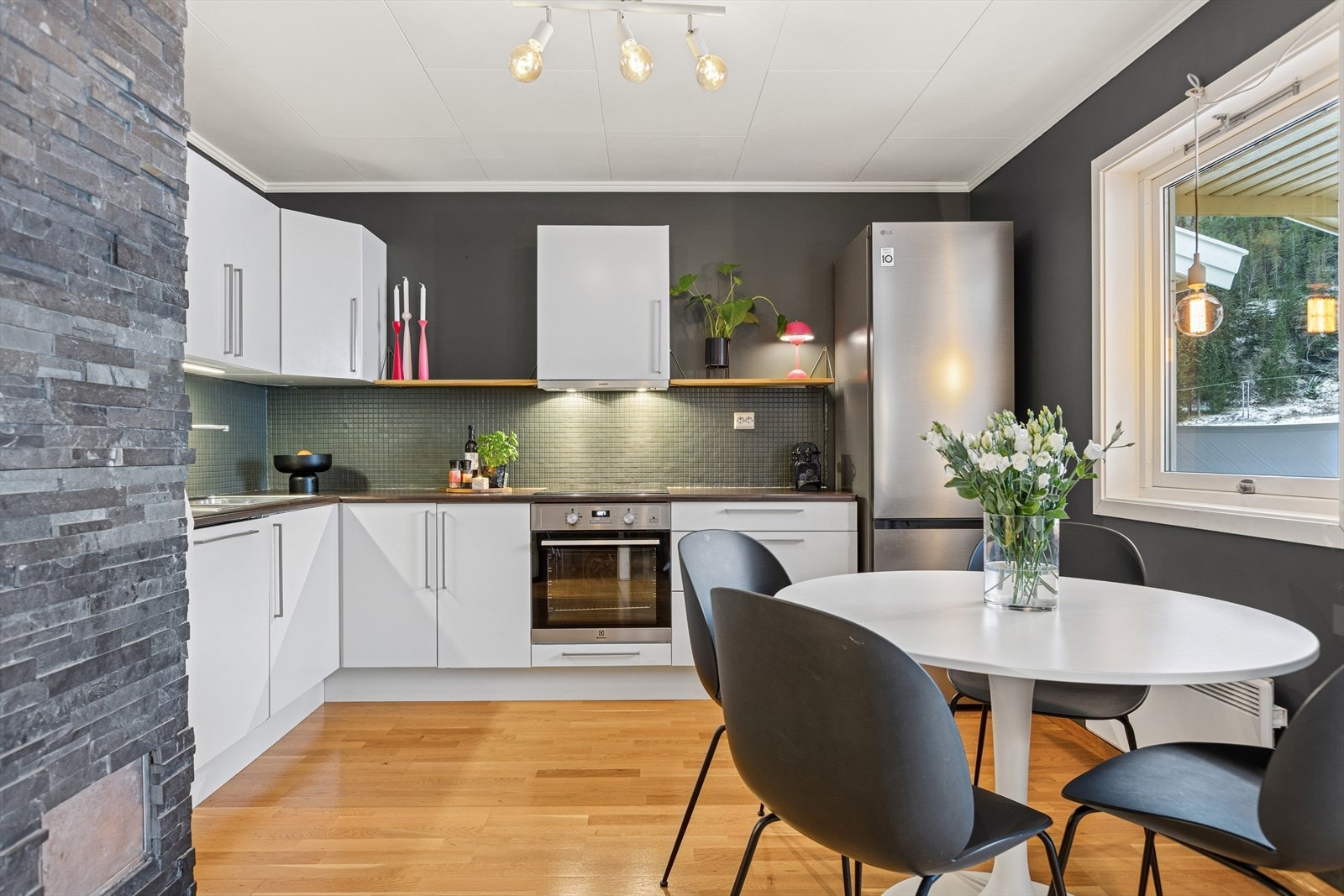 Stilrent kjøkken her har man godt med skap og benkeplass. Galleribilde