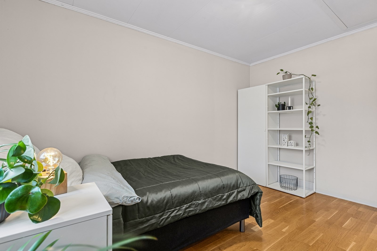 Soverommet har gode muligheter for skapplass. Galleribilde