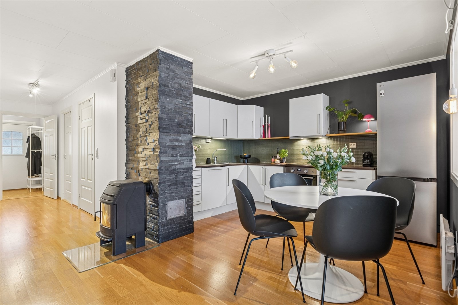 Lyst og praktisk kjøkken med intergrete hvitevarer. Galleribilde