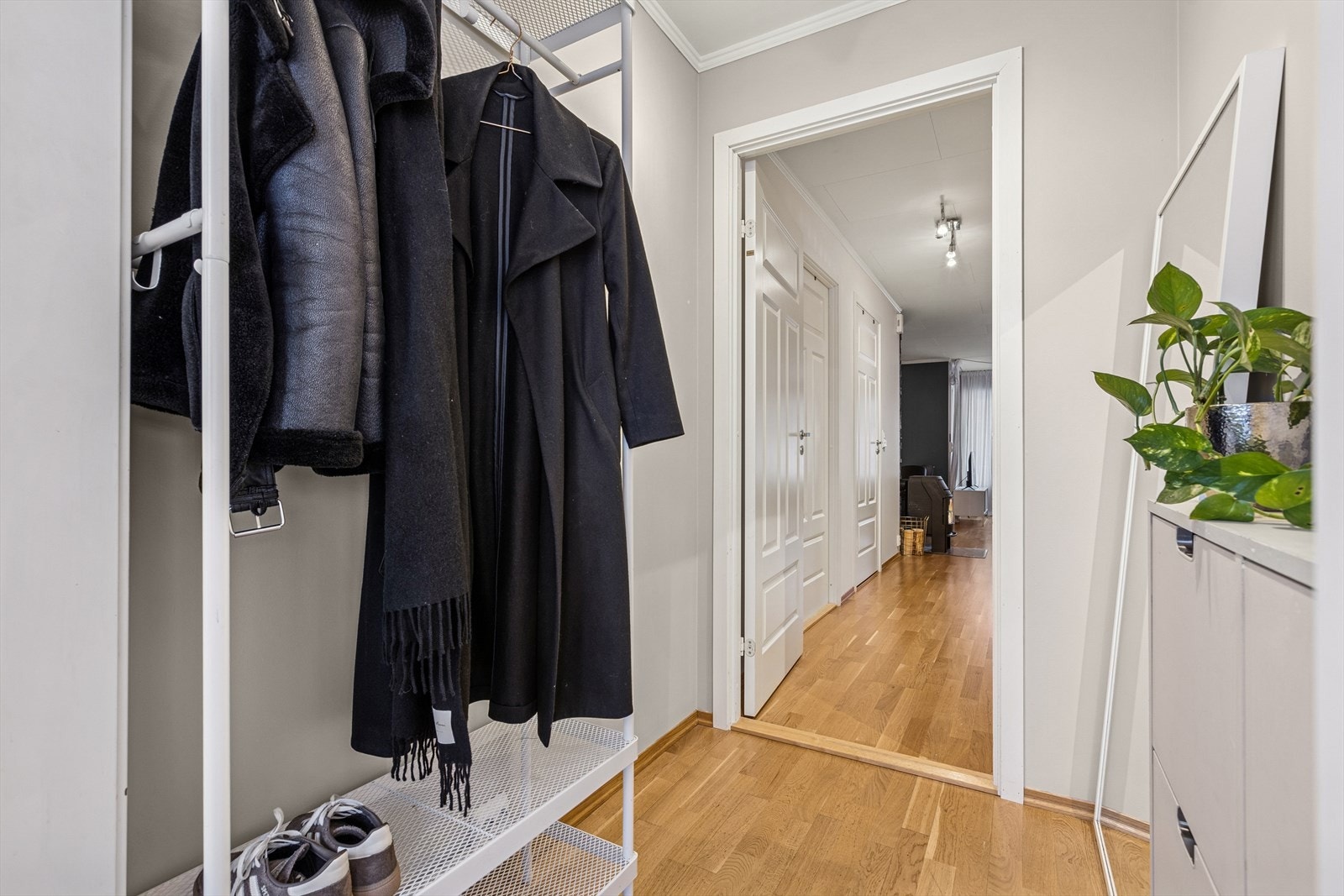 Romslig gang på 2,4 kvm. Galleribilde