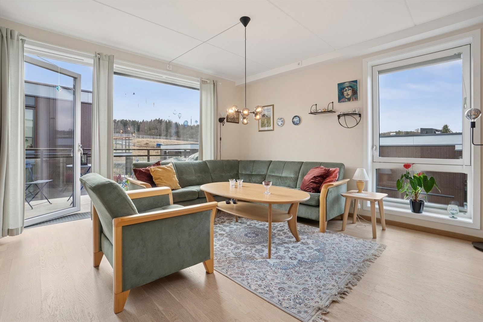 Dette er en delikat leilighet med mange store vindusflater som slipper inn rikelig med sollys. Galleribilde