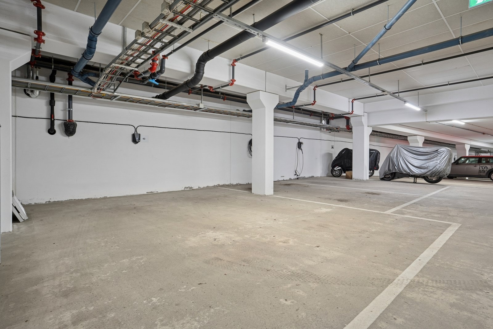 Garasje med el-bil lader. Galleribilde