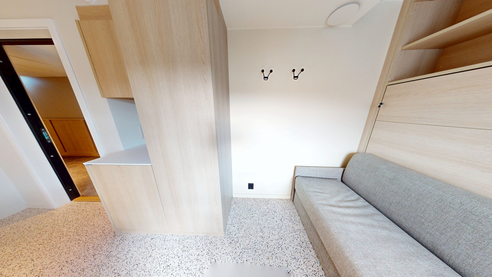 Stor og fin sofa (sengen er sjult i hyllen bak) Galleribilde