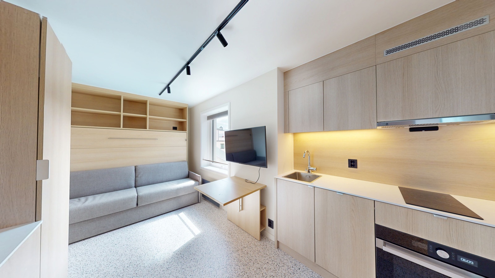 Leiligheten med kjøken sofa med nedtrekkbar semng bak, skap, justerbar flatskjerm Galleribilde
