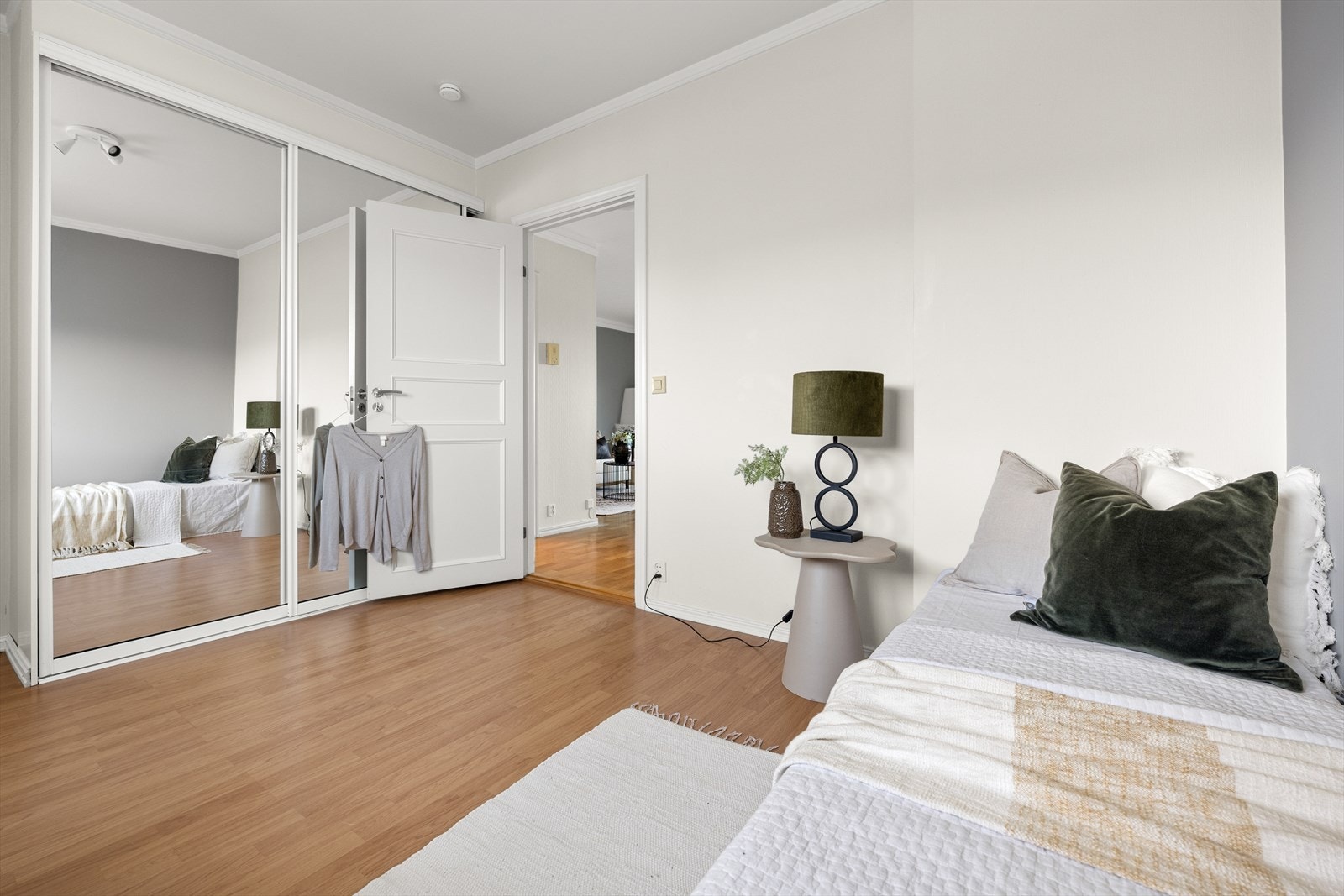 Soverom med skyvedørsgarderobe Galleribilde