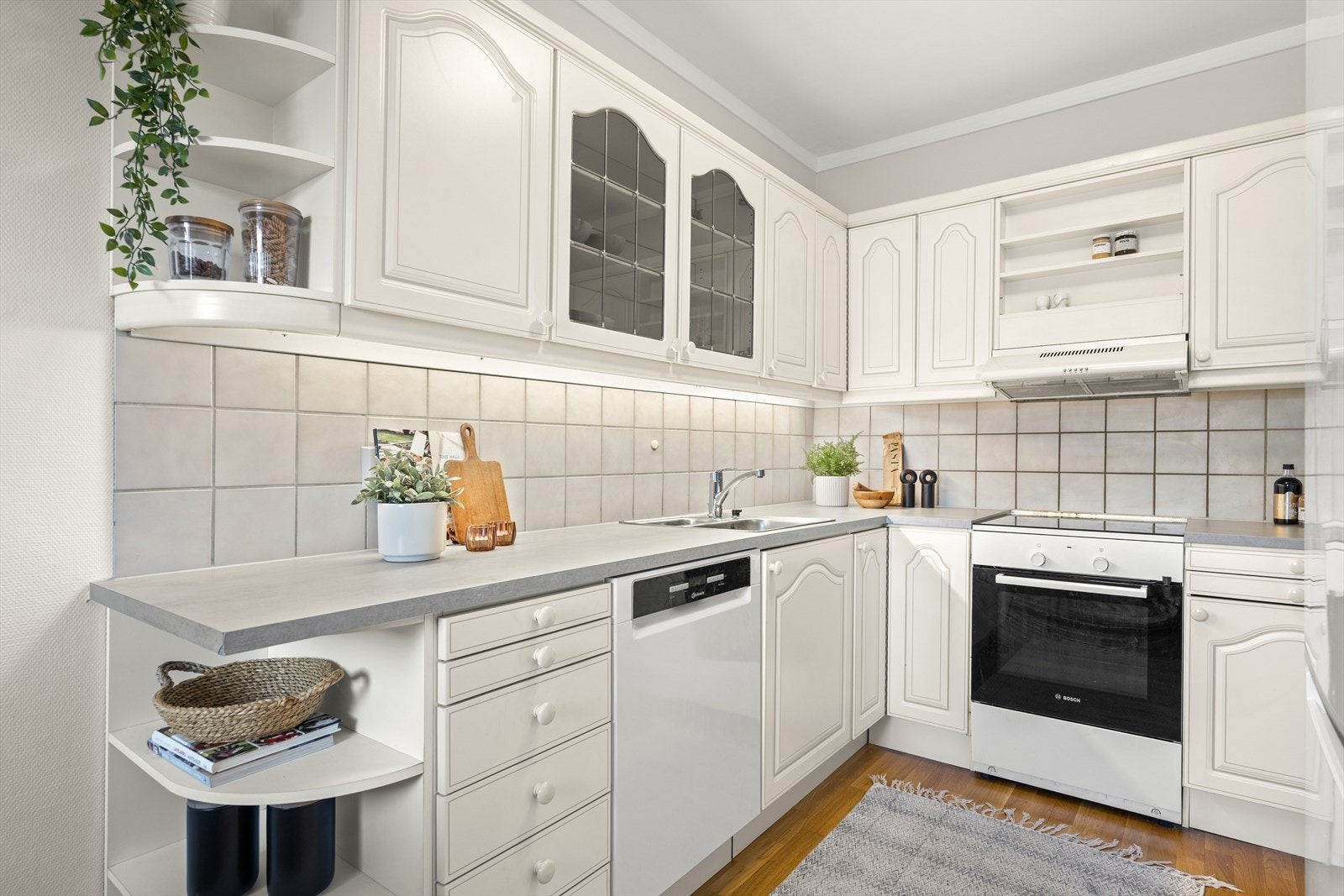 Hyggelig kjøkken - original hvit profilert kjøkkeninnredning. Nye benkeplater Galleribilde