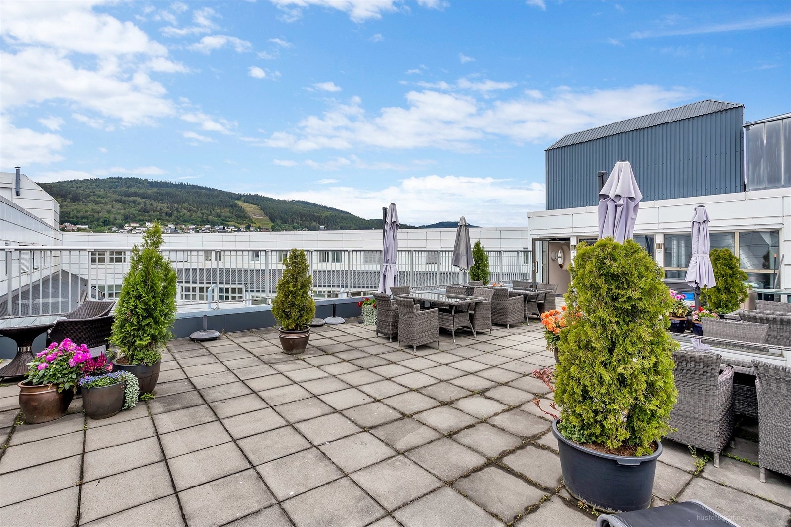 Felles solrik takterrasse med flott utsikt! Galleribilde