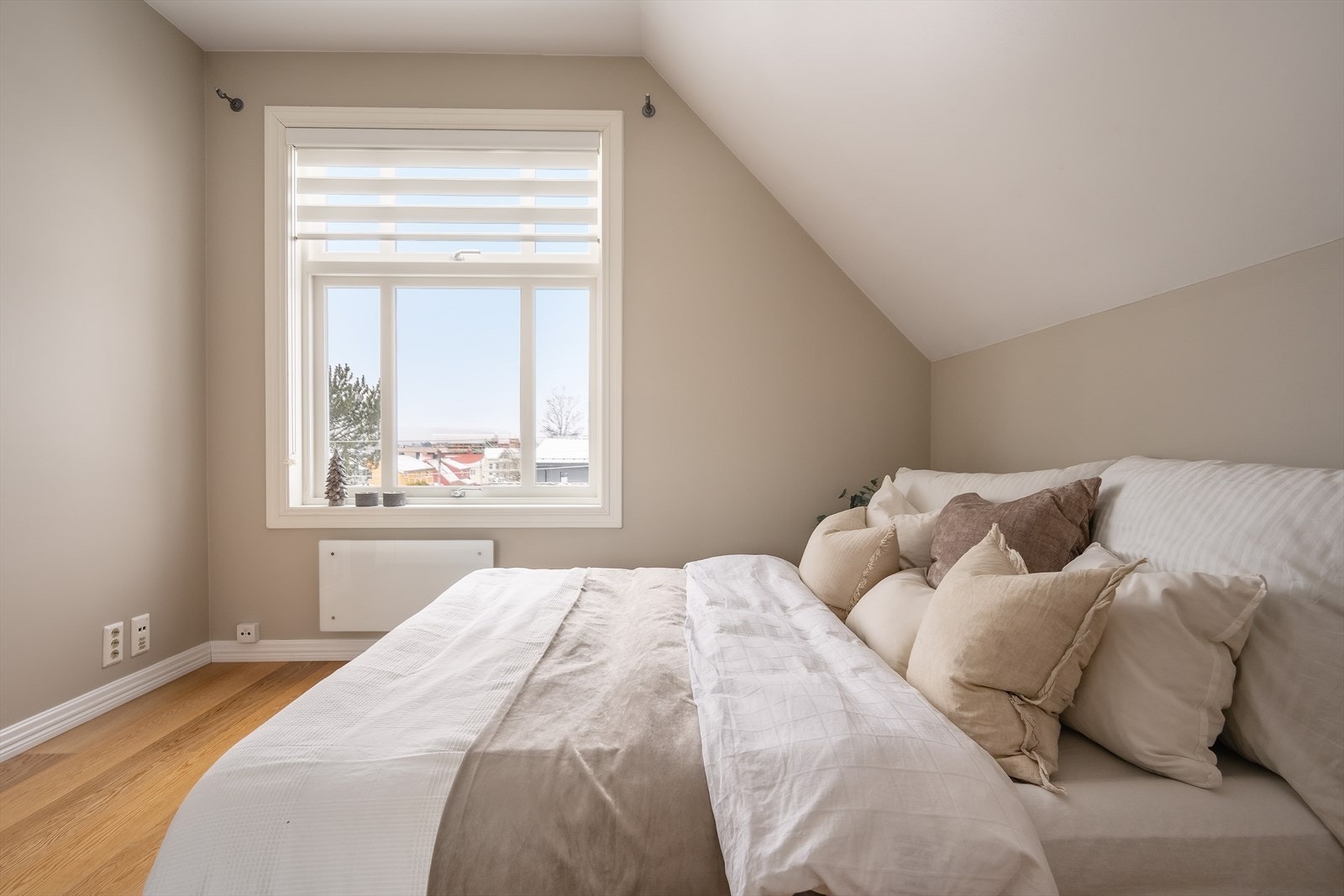 Hovedsoverommet er av god størrelse, med plass til dobbeltseng samt tilhørende nattbord. Galleribilde