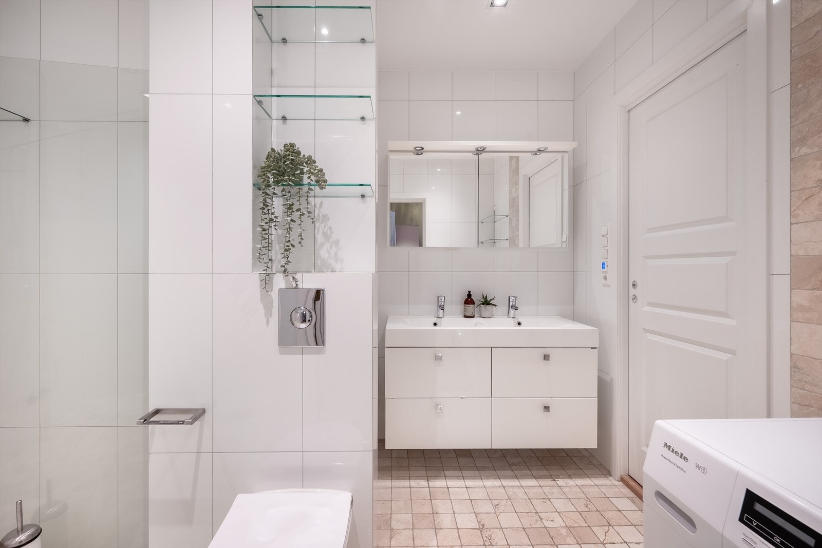 Det største baderommet ligger i direkte tilknytning til hovedsoverommet. Baderommet ble pusset opp i ca 2011 i følge tidligere prospekt. Galleribilde