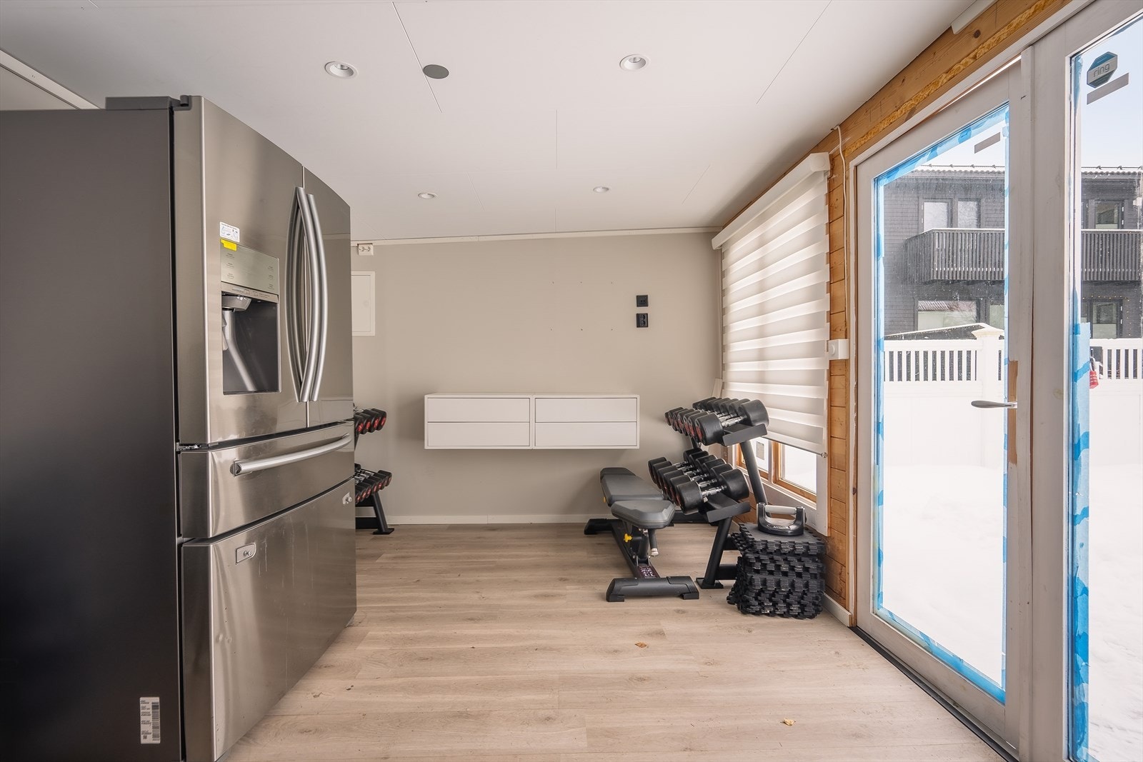 Uteboden ble satt opp ca. 2020 av selger. Rommet kan brukes til lagring, trening, eller en dukkestue. Galleribilde