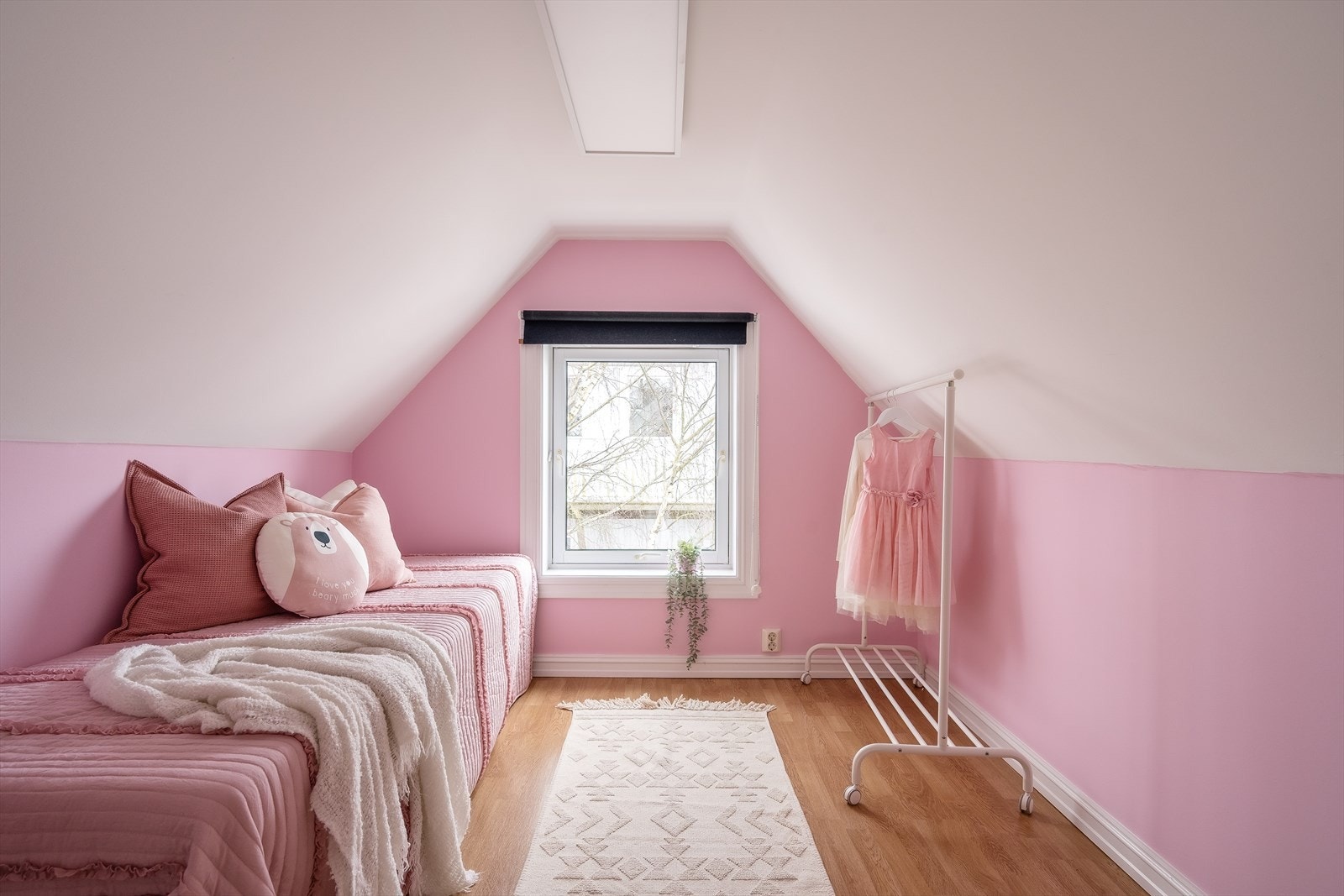 Begge soverommene i øverste etasje passer ypperlig som barnerom. Rommene ligger i hver sin ende av huset. Galleribilde