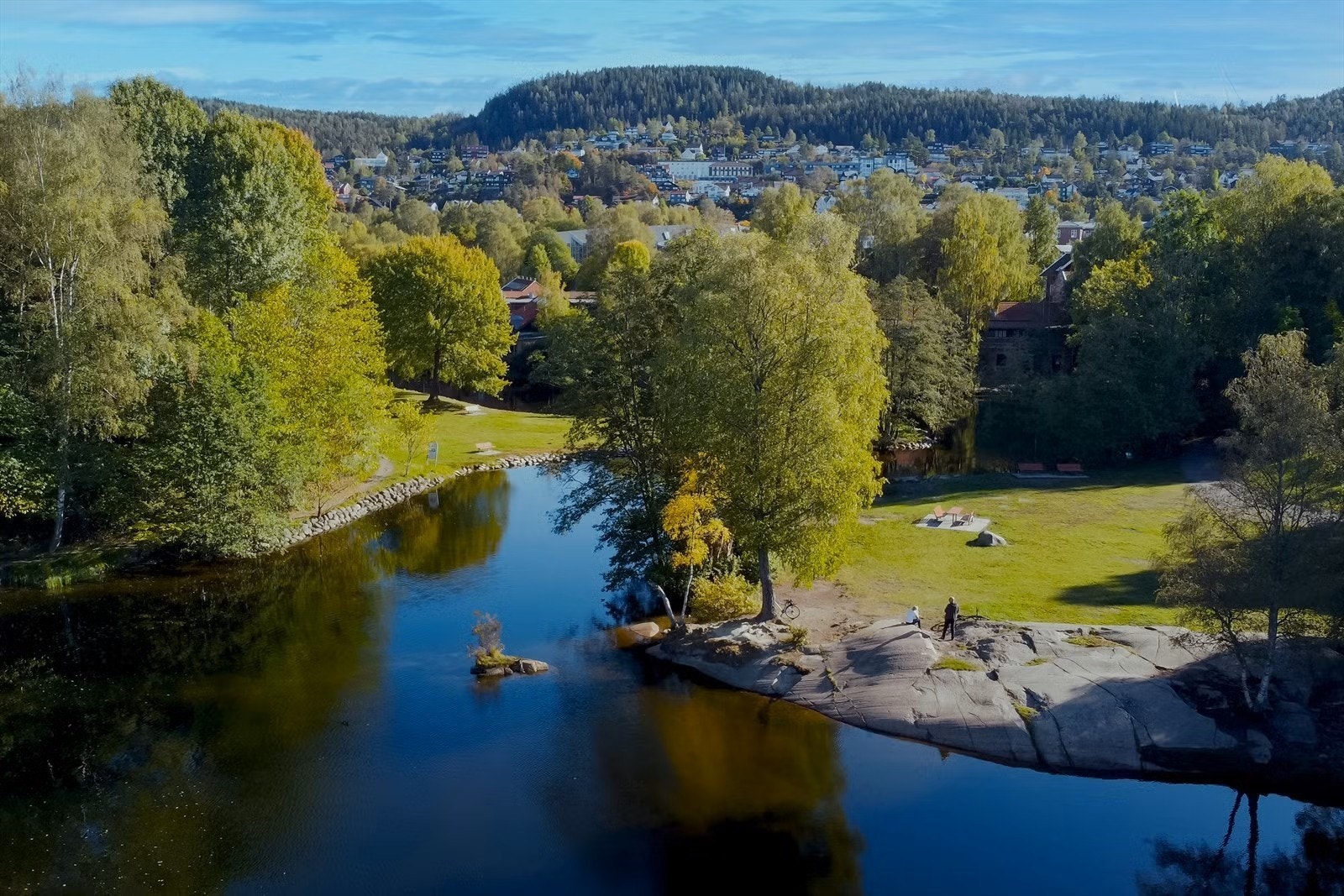 Med Frysja i nærheten har du flere attraktive badeplasser. Brekkedammen byr på frodige omgivelser og flotte bademuligheter. Galleribilde