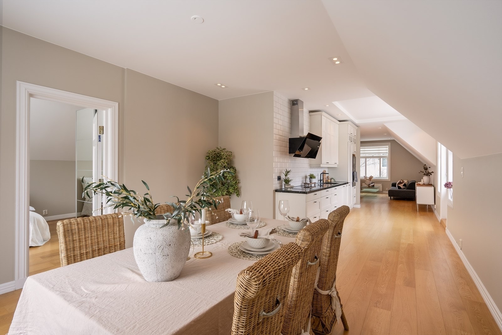 Meget god planløsning med naturlig soneinndeling. Galleribilde