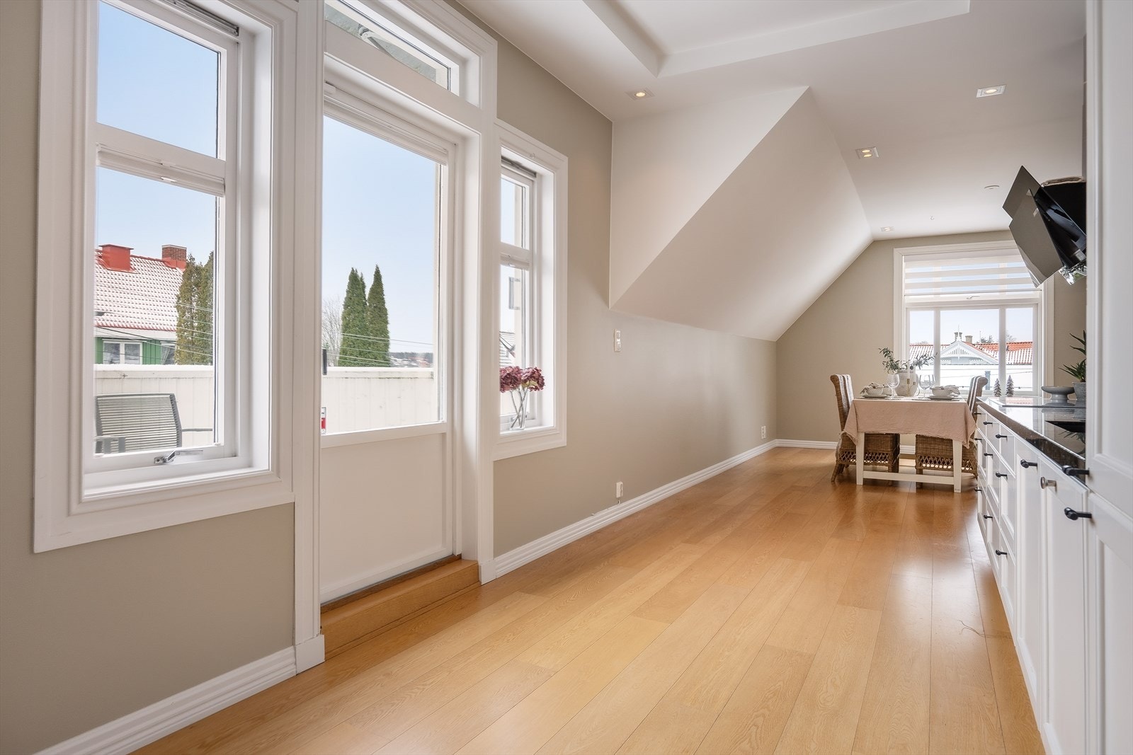 Selger påkostet boligen 6 nye vinduer i 2020. Samme år ble det også innsatt ny ytterdør. Galleribilde