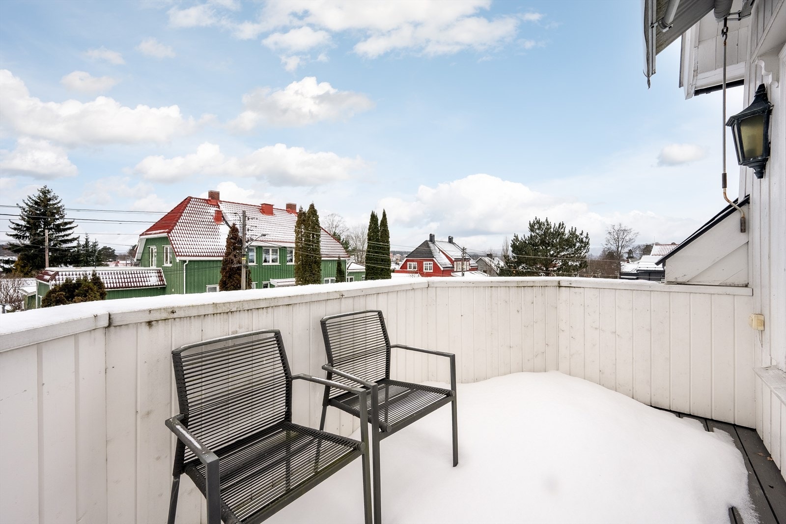 Den overbygde balkongen er oppmålt til ca 6,5 kvm og byr på svært gode solforhold. Galleribilde