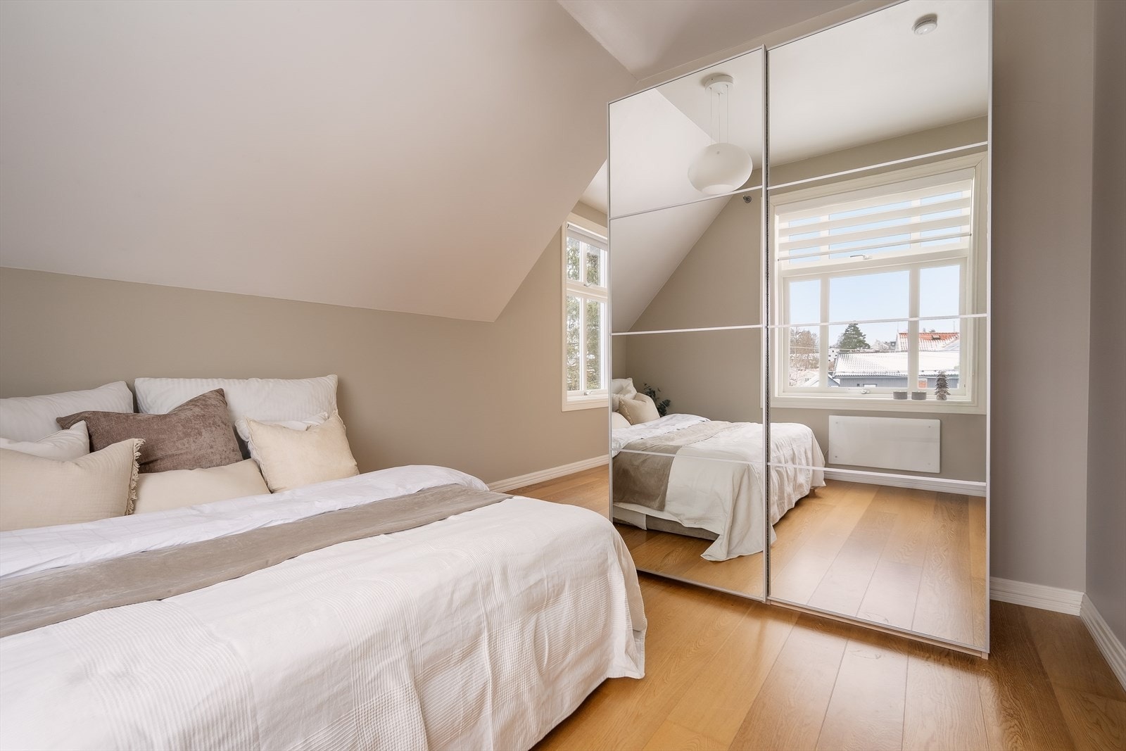 Garderobeskapet medfølger. Den pene parketten er gjennomgående for etasjen. Galleribilde