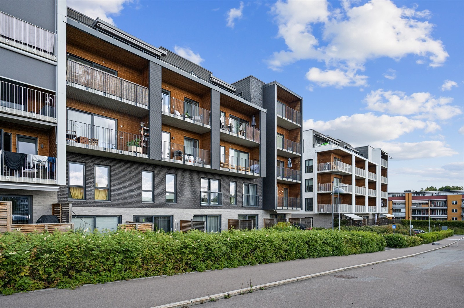 Fasaden sett på sommertid. Galleribilde