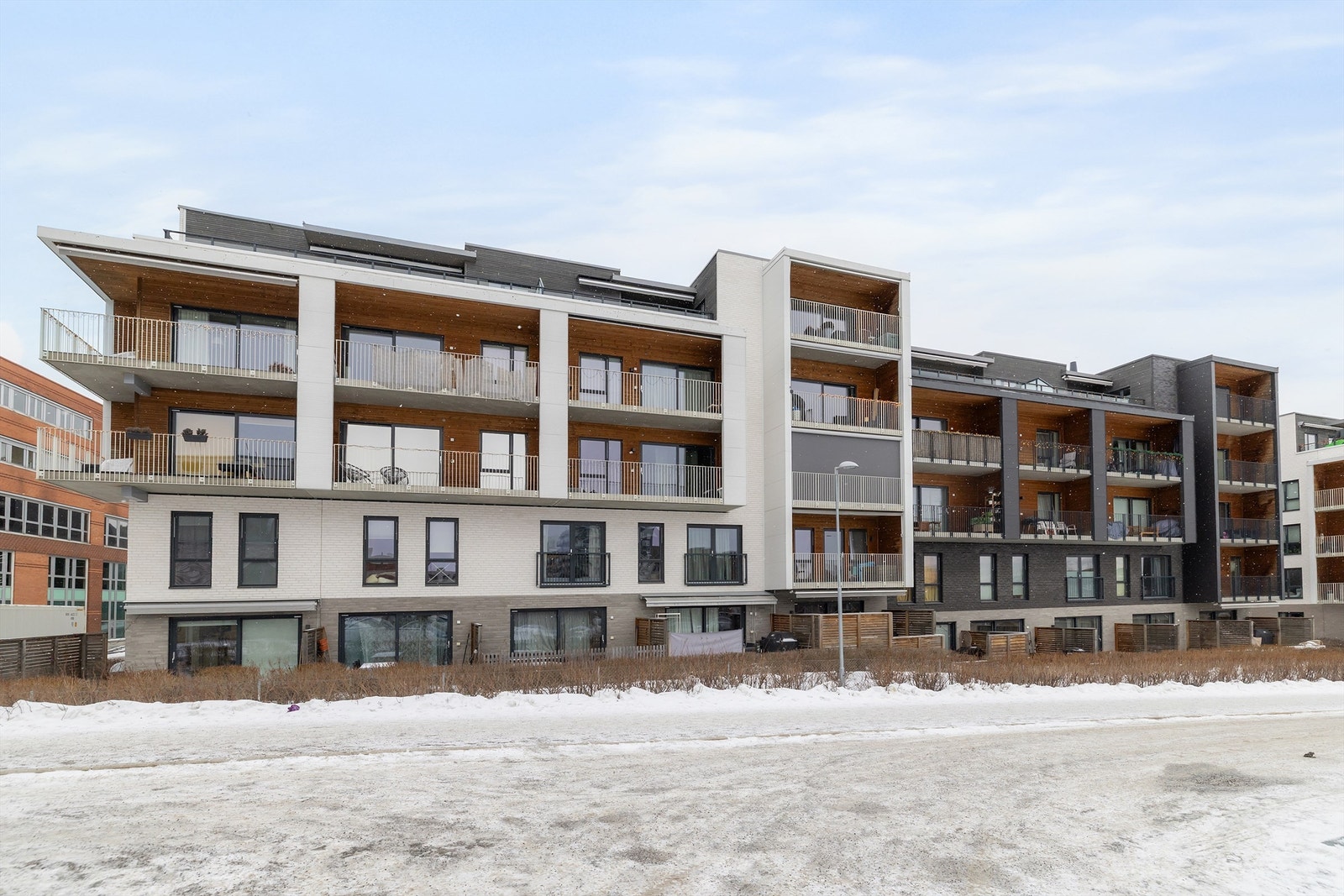 Veien foran bygget er en rolig blindvei. Galleribilde