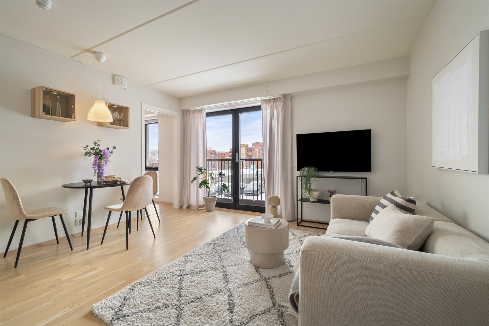 Her får man en lys stue med naturlig plass til både sofagruppe og spisebord. Galleribilde