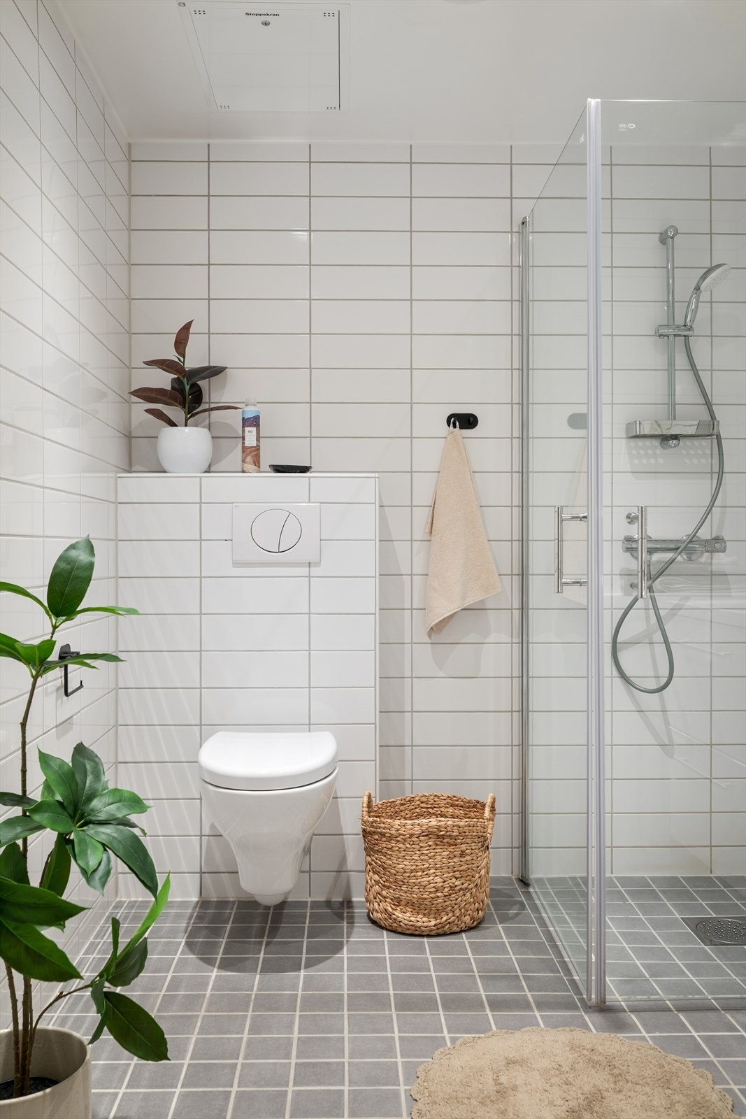 Badet er romslig og inneholder vegghengt servantskap med heldekkende servant og ett-greps blandebatteri, speil og lys over servant, dusjhjørne med innfellbare glassdører, vegghengt toalett. Galleribilde