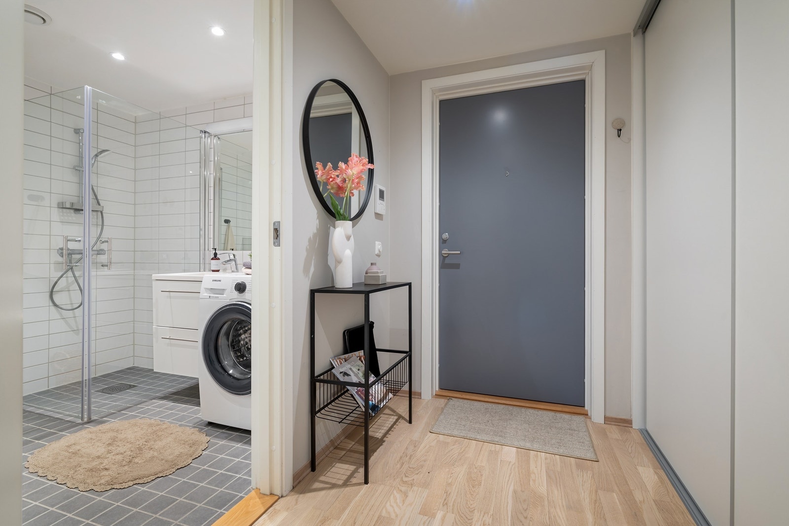 Entréen har brann- og lydklassifisert ytterdør og portåpner med kamera. Galleribilde