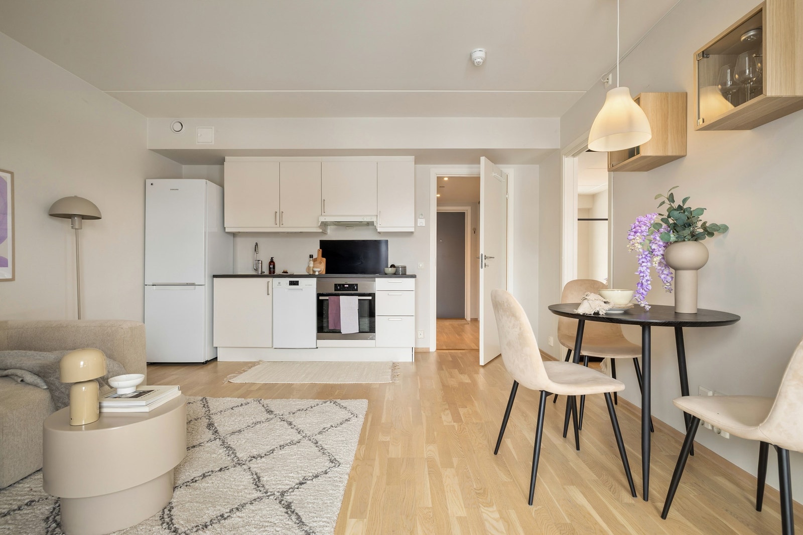 Kjøkkenet har glatte fronter, plater mellom overskap og laminat benkeplate, nedsenket oppvaskkum med ett-greps blandebatteri samt stikkontakt og belysning under overskap. Galleribilde