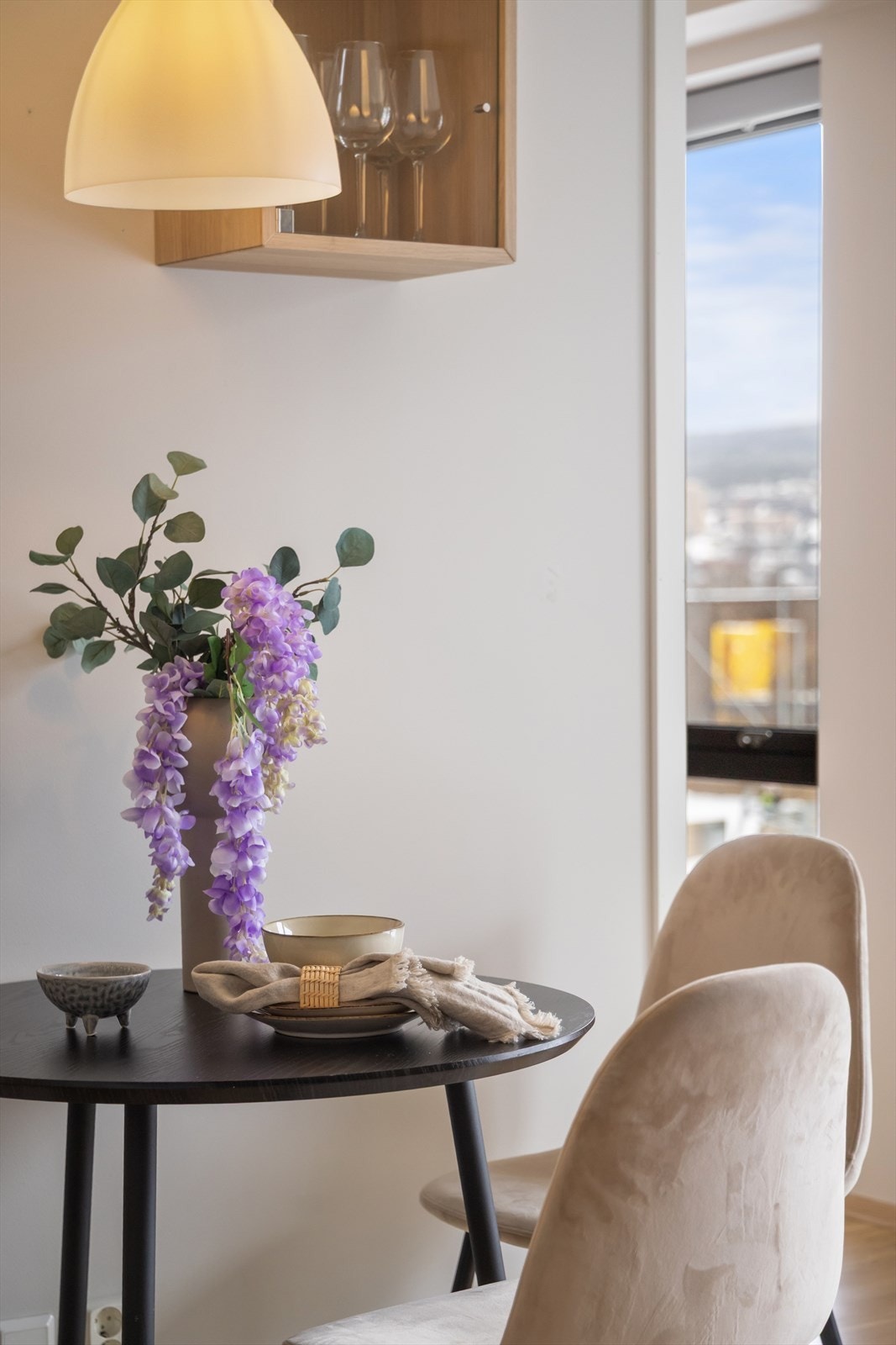 Boligen holder en moderne og god standard med kvaliteter som vannbåren gulvvarme, balansert ventilasjon m.m. Galleribilde