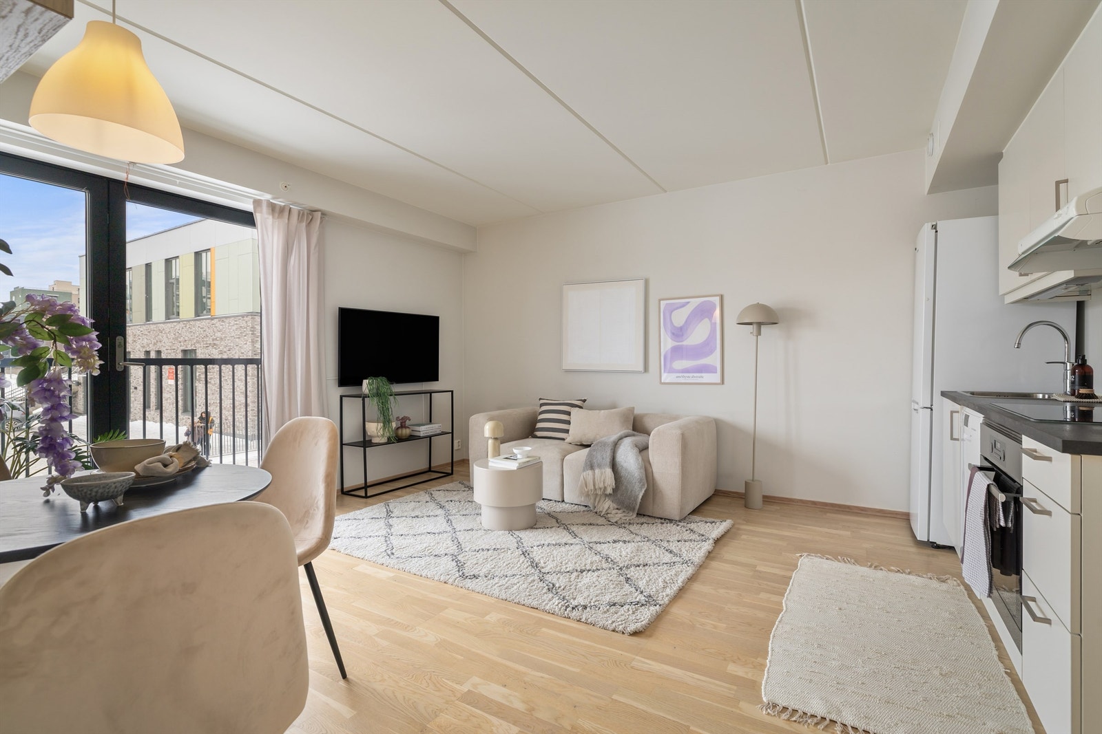 Felleskostnadene er på kun 3 255,- og inkluderer blant annet fyring, v. vann, tv og nett! Galleribilde