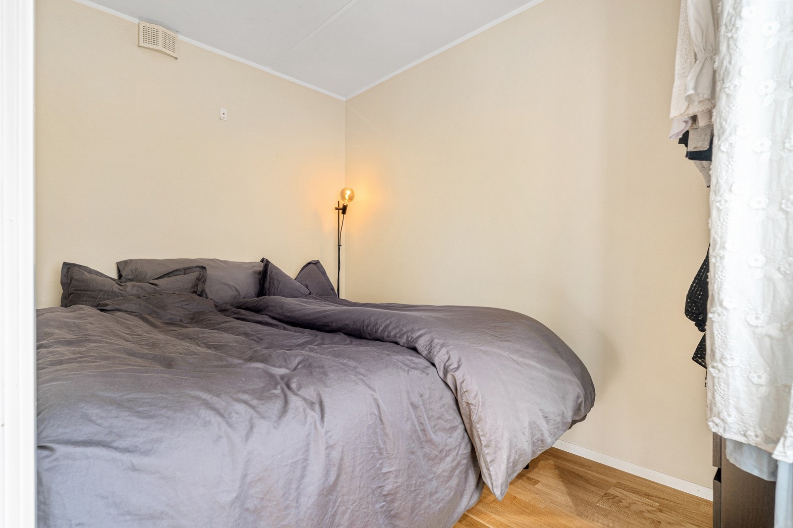 Soverom med plass til dobbeltseng Galleribilde