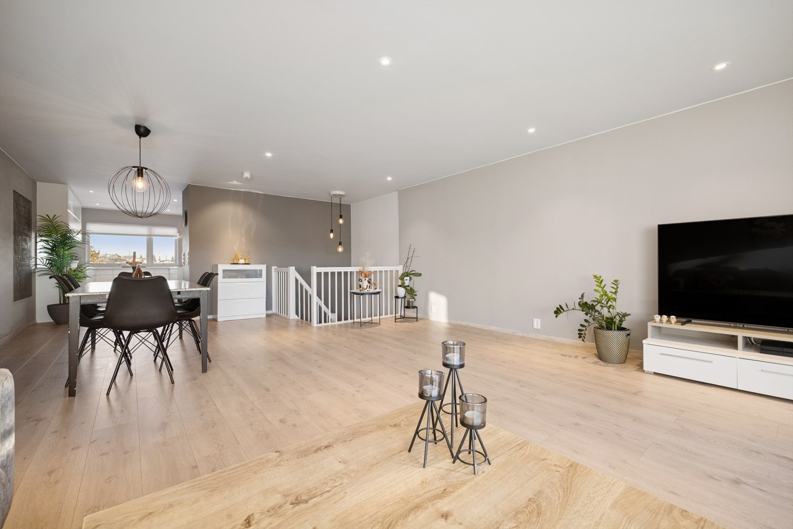 Boligen ligger i et populært boligområde, hvor man har en god intern beliggenhet på feltet i et populært borettslag Galleribilde