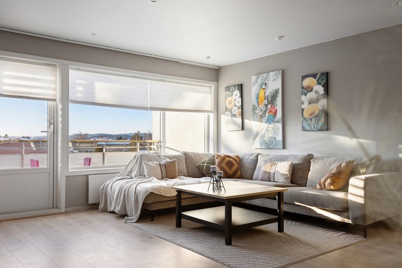 Nydelige gulv fra berry Alloc laminat på alle gulv. Dette er boligen for deg som ønsker deg en strøken bolig som du kan flytte rett inn i og som er påkostet og oppgradert. Galleribilde