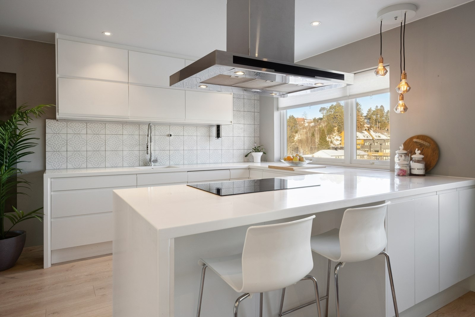 Flis på vegg over benkeplate. Det er etablert avtrekk med kullfilter. Kombiskap, oppvaskmaskin, platetopp, dampovn og kaffemaskin. Det er kun etablert lekkasjevakt Galleribilde