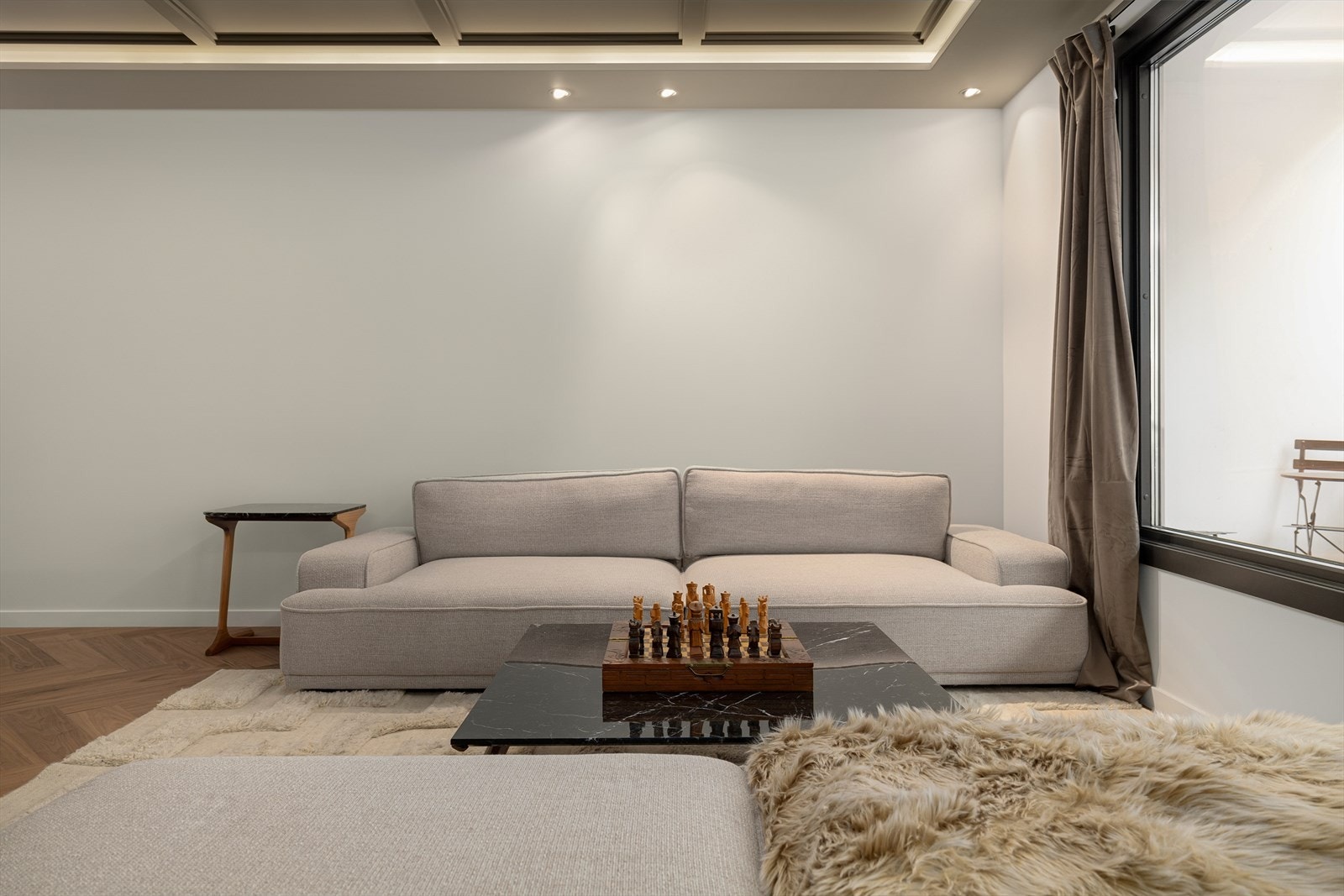 Fiskebensmønstret parkett på gulvet gir et klassisk og eksklusivt preg til rommet. Galleribilde