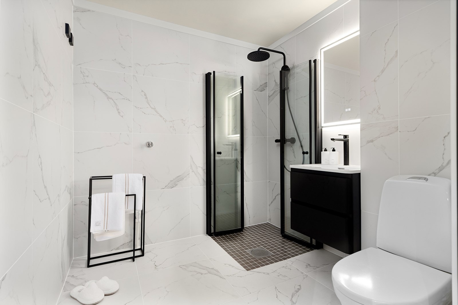 Badet er pusset opp i 2026 og holder en svært god standard. Galleribilde