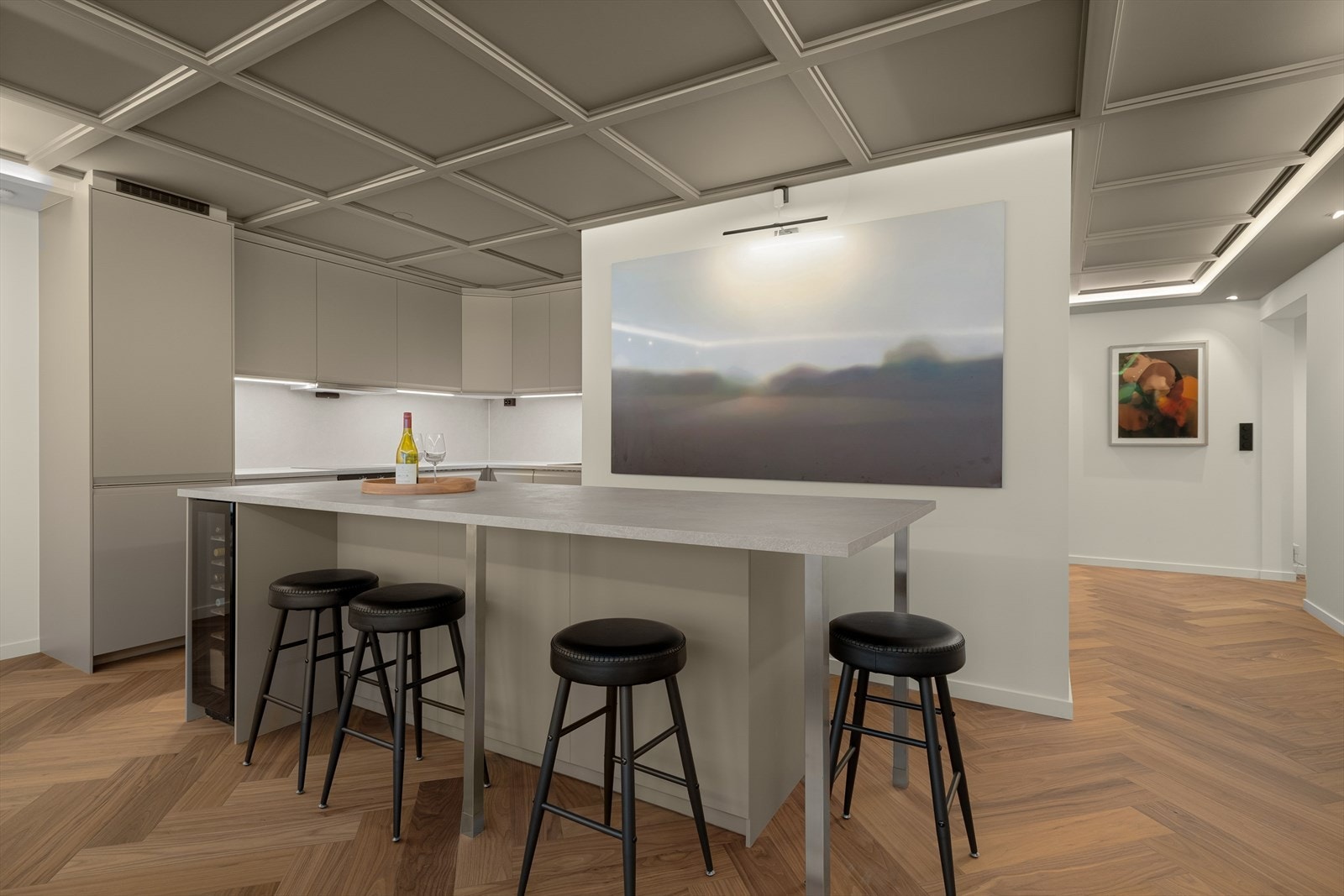 Åpen kjøkkenløsning med ny innredning og integrerte hvitevarer gir et stilrent uttrykk. Galleribilde