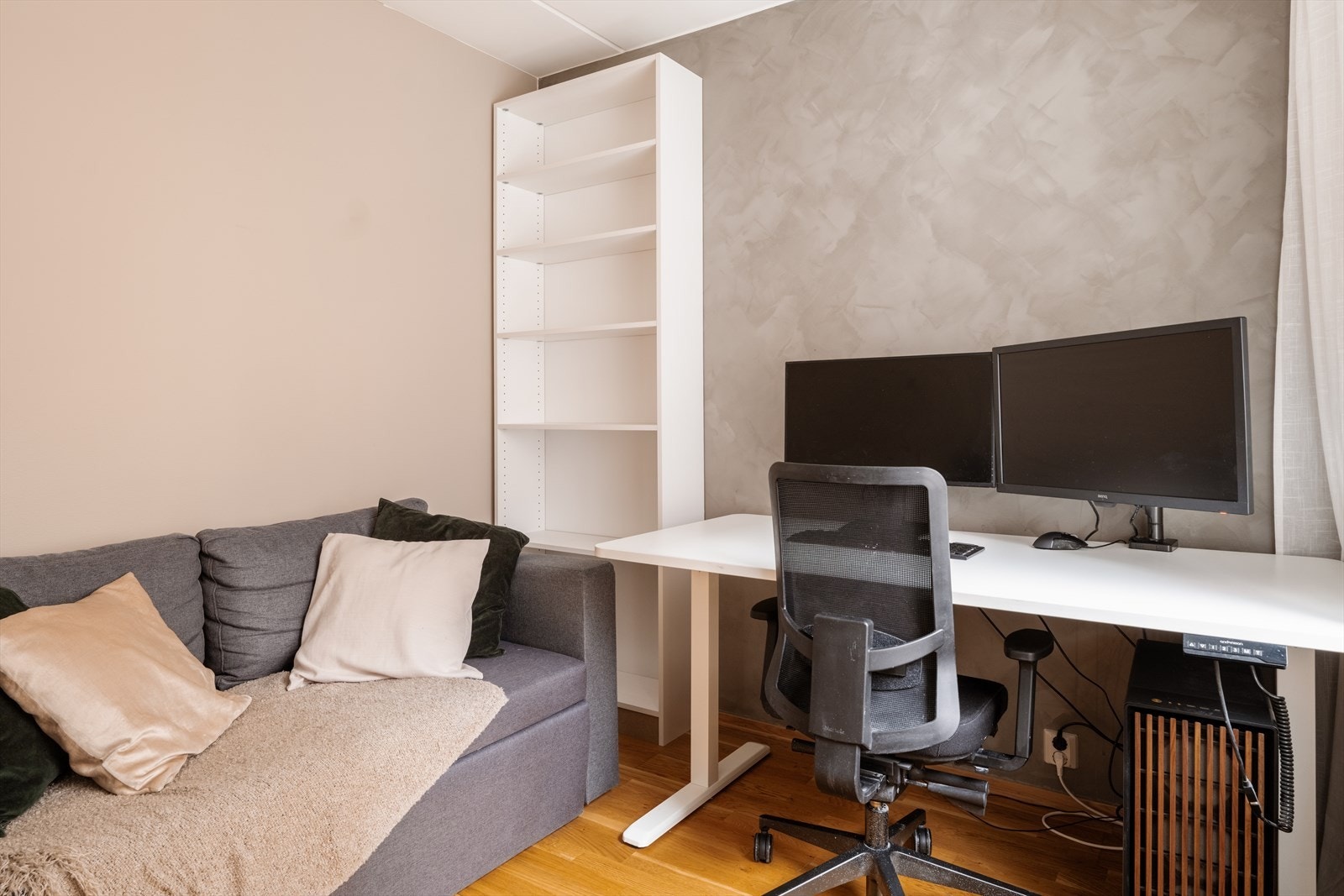 Leilighetens andre soverom, ideelt som barnerom, gjesterom eller hjemmekontor. Galleribilde