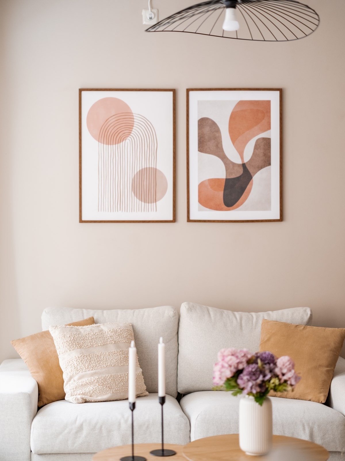 Oppvarming via radiatorer tilknyttet fjernvarme sikrer en jevn og behagelig innetemperatur. Galleribilde