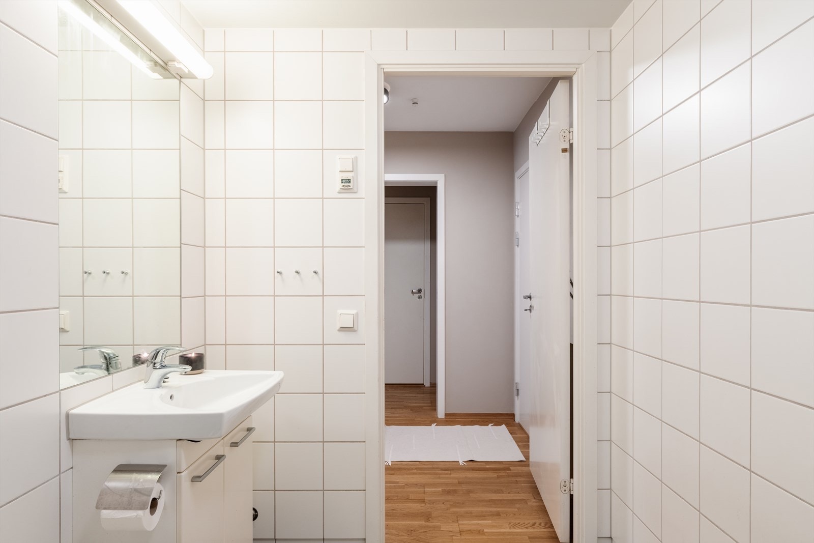 Badet har dusjnisje med regnskogdusj og vegghengt toalett. Galleribilde